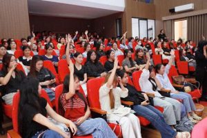 Nữ HSSV hào hứng tham gia trả lời câu hỏi tại chương trình