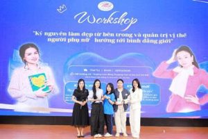 2 khách mời tặng quà cho cho HSSV