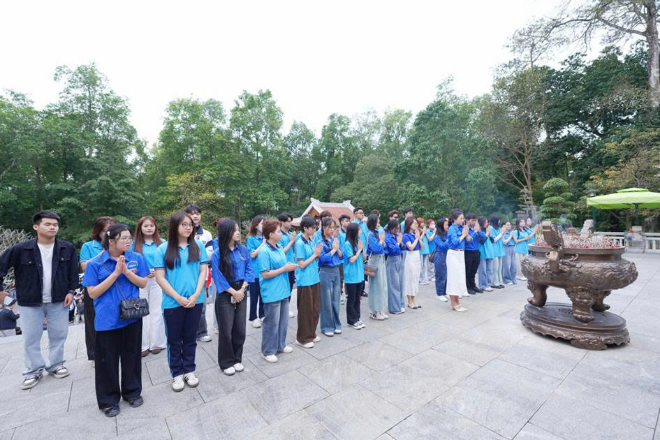 Đoàn thắp hương tri ân.