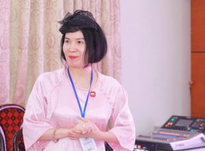 Đại diện đối tác chia sẻ về các chương trình học bổng tại buổi làm việc.