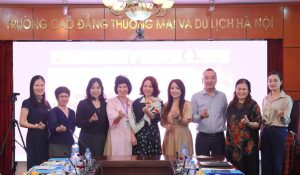 Đại diện hai bên chụp ảnh lưu niệm.