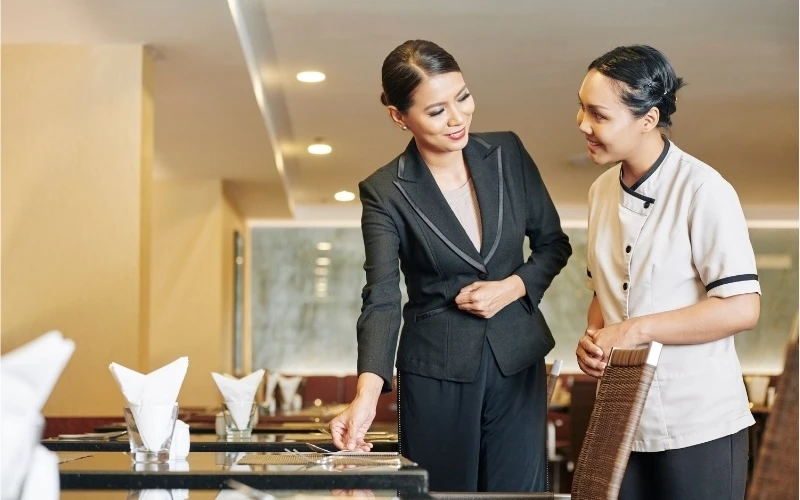 Con gái có nên học Quản trị khách sạn? Có dễ xin việc?