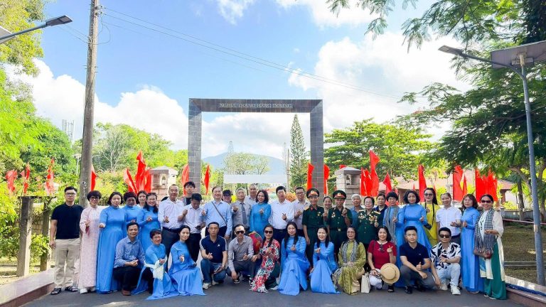 Đoàn tham quan dâng viếng tại Nghĩa trang Hàng Dương