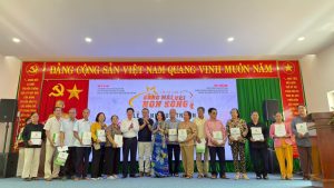 Đồng chí Trịnh Thị Thu Hà, Bí thư Đảng ủy, Hiệu trưởng trao quà cho các Thương binh, Bệnh binh, Người có công, gia đình Liệt sĩ tại chương trình