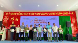 Đồng chí Nguyễn Thị Hồng Hoa, Phó Bí thư Đảng ủy, Phó Hiệu trưởng trao quà cho các Thương binh, Bệnh binh, Người có công, gia đình Liệt sĩ tại chương trình