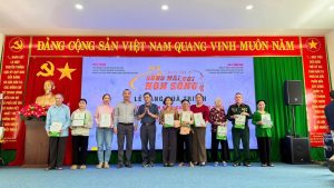 Đồng chí Nguyễn Hiếu, Phó Hiệu trưởng trao quà cho các Thương binh, Bệnh binh, Người có công, gia đình Liệt sĩ tại chương trình
