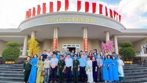 Đoàn tham quan tại Bảo tàng Côn Đảo