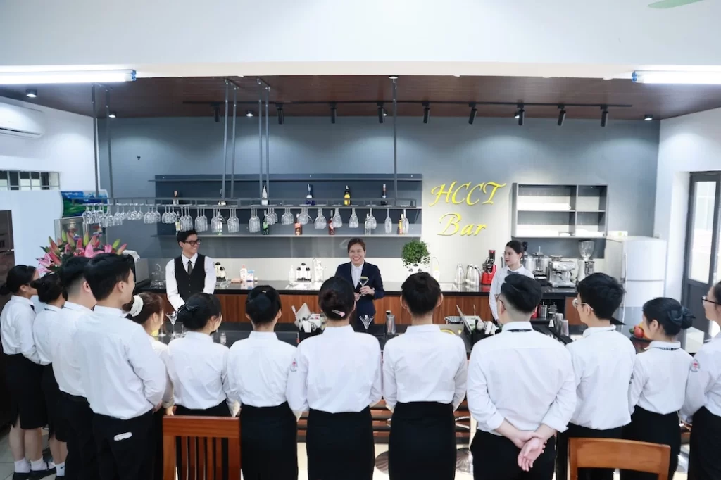 Học nghề pha chế và lộ trình đến với ngành Quản trị khách sạn