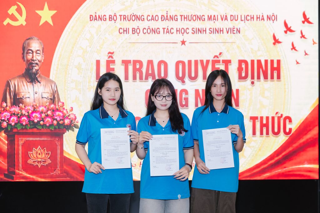 HCCT công nhận đảng viên chính thức cho 03 sinh viên