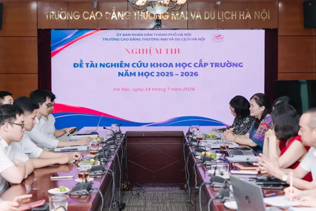 Nhóm sinh viên HCCT trình bày đề tài nghiên cứu khoa học về kỹ năng nghề